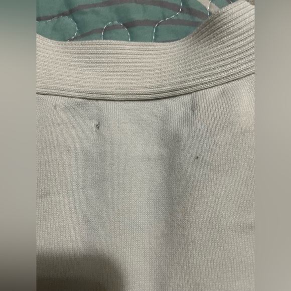 • Vineyard Vines White Sweater V-Neck - Picture 6 of 11